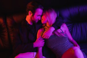 couple libertin qui s'embrasse